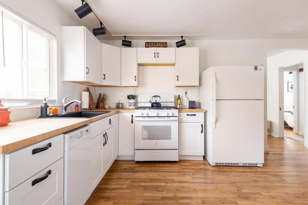 Villa House With Great Beds, Full Kitchen, Fenced Yard à Albuquerque Extérieur photo